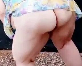 BBW pee outside and twerk ! daddytrashpanda