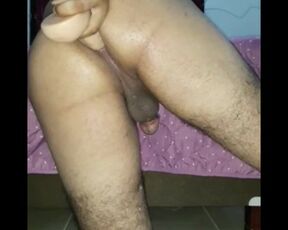 Chico gay cachondo masturba su apretado culo con un dildo hasta sacarse la leche