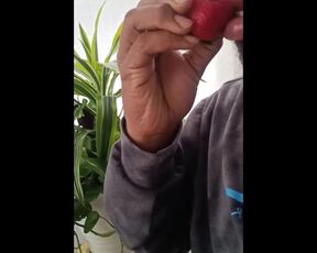 Eating fruit like pussy! Oral sex expert have that pussy leaking