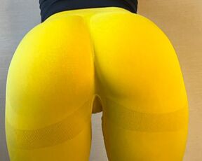 Sporty girl in leggings shakes her big ass and teases you